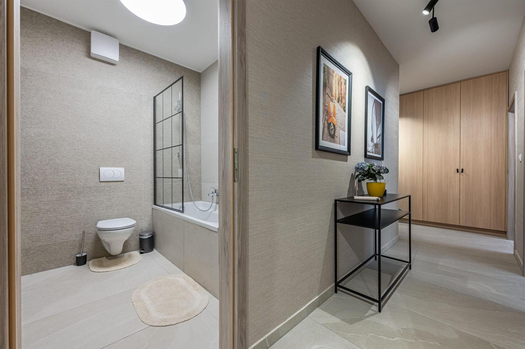 3 Bedroom W Garage And Balcony Appartamento