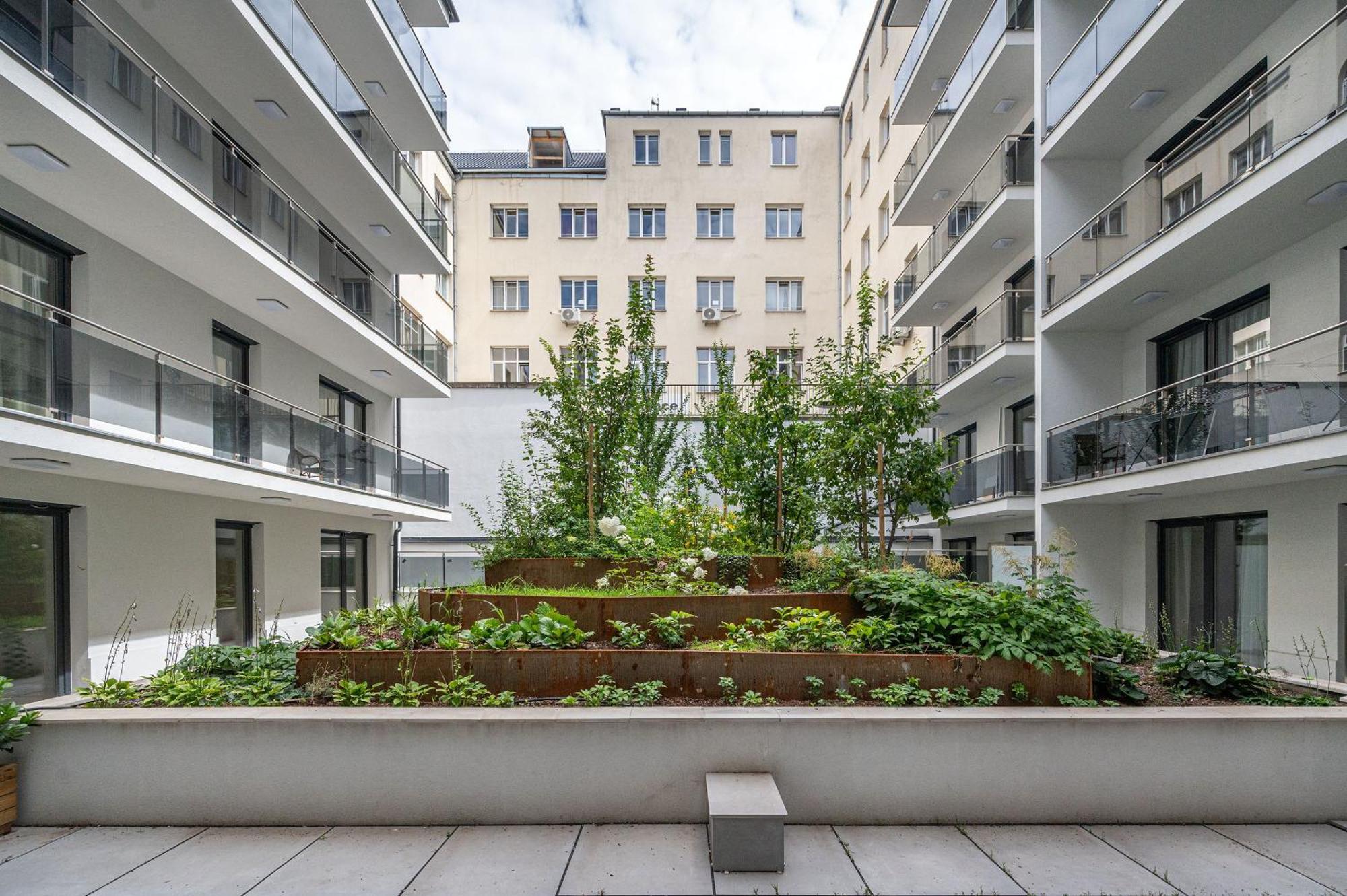 3 Bedroom W Garage And Balcony Boedapest